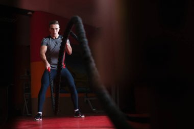 spor salonunda Fitness adam iş.