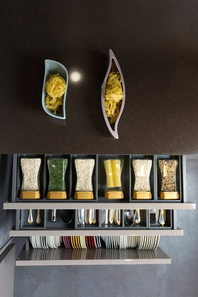 음식 재료와 현대 부엌 싱크대 — 스톡 사진