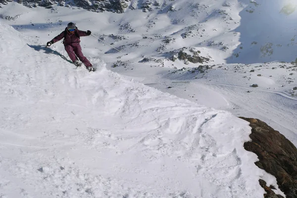 Man skiën in verse poeder — Stockfoto