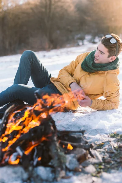 Man in de buurt vreugdevuur op winter — Stockfoto