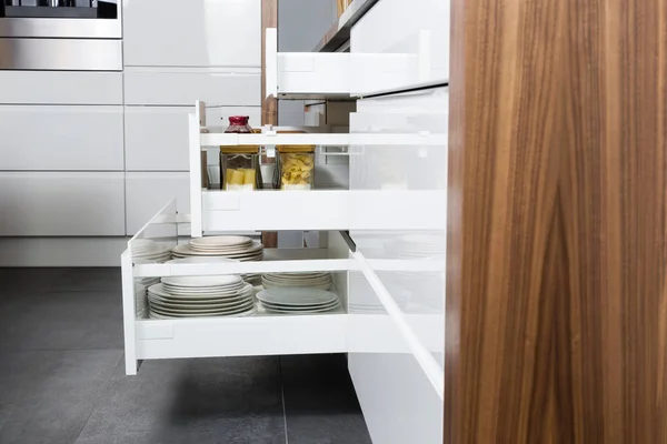 Especiarias e mantimentos organizados em uma gaveta de cozinha moderna — Fotografia de Stock