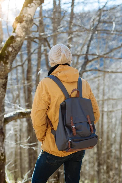 Homem com mochila ao pôr-do-sol — Fotografia de Stock