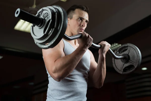 Entrenamiento de hombre activo con barra — Foto de Stock