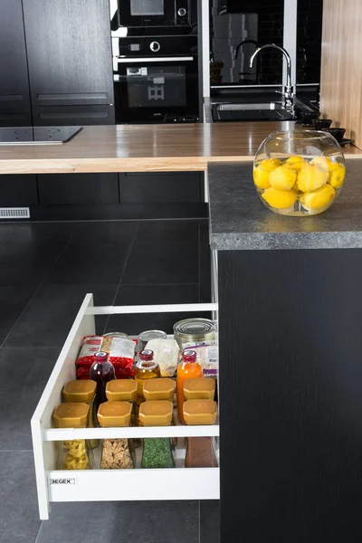 Especias y comestibles organizados en un cajón de cocina moderna — Foto de Stock