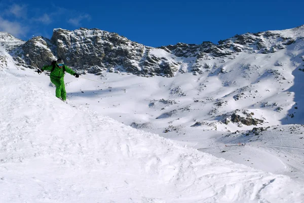 Man op zonnige dag skiën — Stockfoto