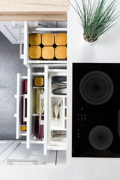 Organize modern mutfak çekmeceleri