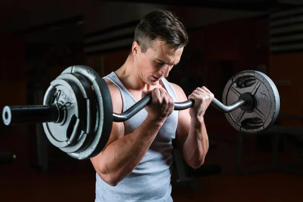 Ritratto di allenamento uomo con bilanciere — Foto Stock