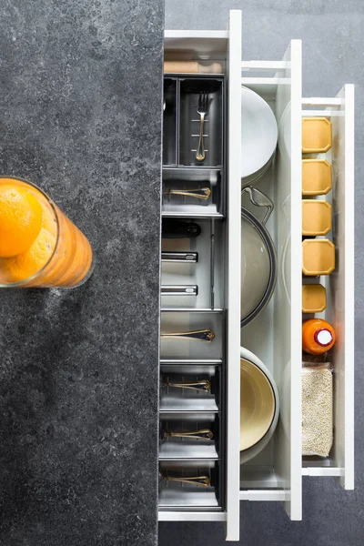 Utensílios em gavetas de cozinha — Fotografia de Stock