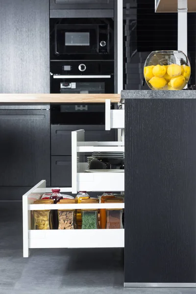 Gewürze und Lebensmittel in einer modernen Küchenschublade organisiert — Stockfoto