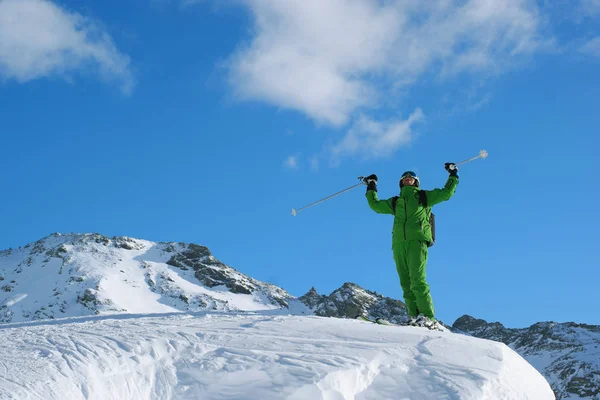 Człowiek na nartach w górach — Zdjęcie stockowe