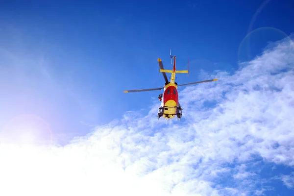 Вертолет во французских Альпах — стоковое фото