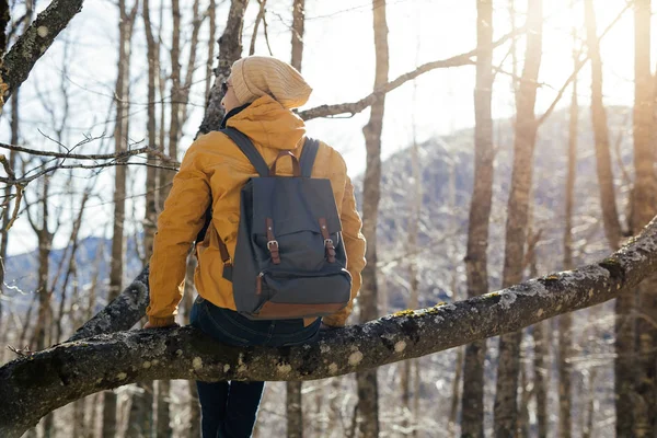 Jovem com mochila na floresta — Fotografia de Stock