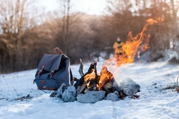 Man near Bonfire on winter — Stock Photo, Image