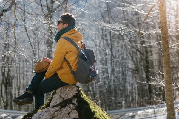 Homem com mochila na floresta — Fotografia de Stock