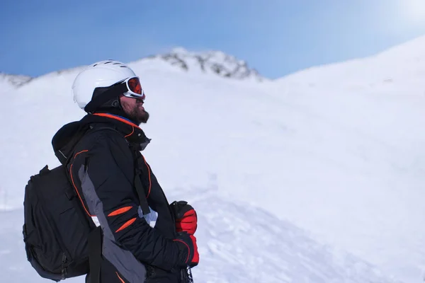 Hombre en montañas nevadas —  Fotos de Stock