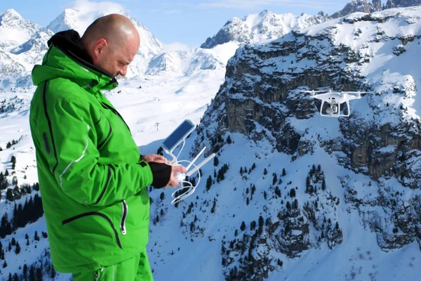 Hombre manipulando drones en invierno —  Fotos de Stock