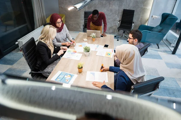 Flerkulturell næringslivsteam på kontor – stockfoto