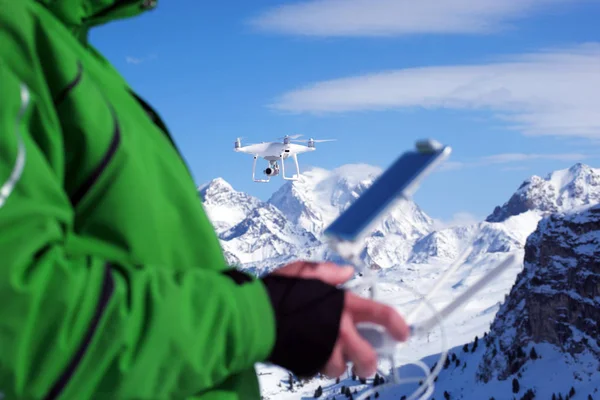 Hombre manos manipulando drone —  Fotos de Stock