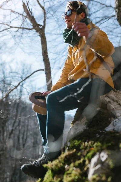 Άνδρα με σακίδιο στο δάσος — Φωτογραφία Αρχείου