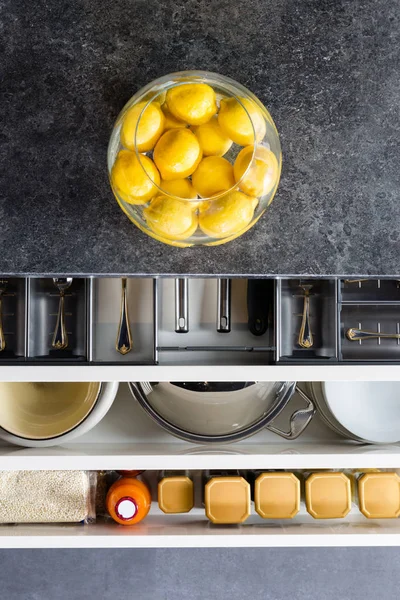 Посуд в кухонних ящиках — стокове фото
