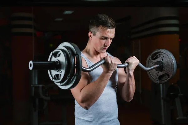 Muscolare uomo allenamento in palestra . — Foto Stock