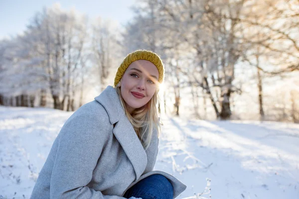 Vacker blond kvinna — Stockfoto