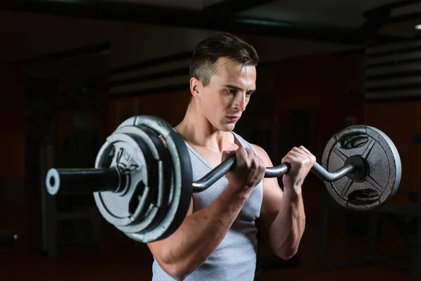 Homem treino com barbell — Fotografia de Stock