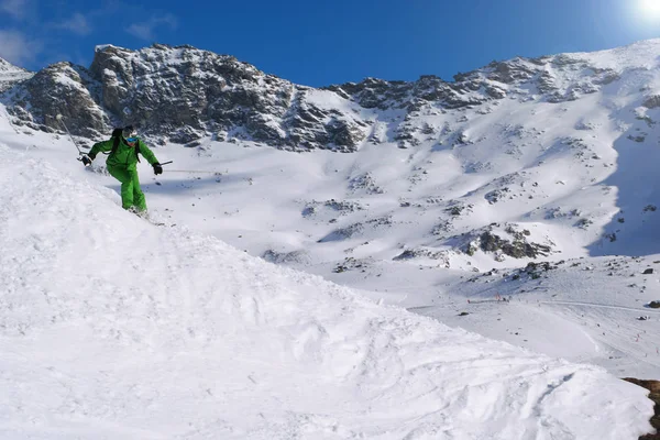 Mannelijke skiën in verse poeder — Stockfoto