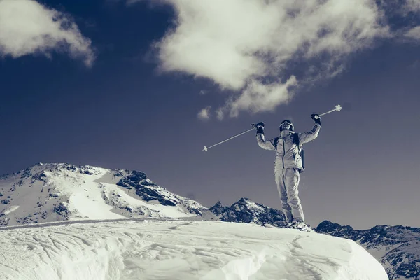 Man op zonnige dag skiën — Stockfoto