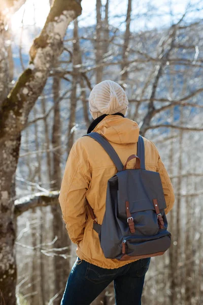 Homem na floresta de inverno — Fotografia de Stock