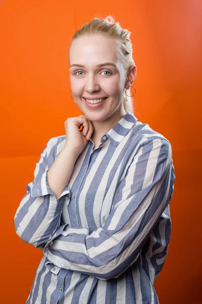 Genç sarışın kadın. 