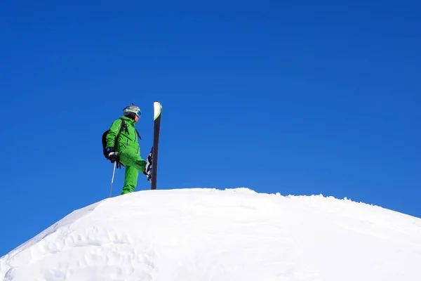Manliga skidåkning vid solig dag — Stockfoto