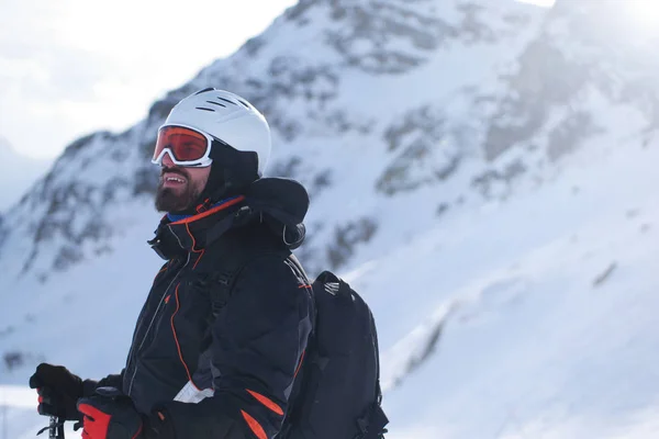 Hombre en montañas nevadas —  Fotos de Stock