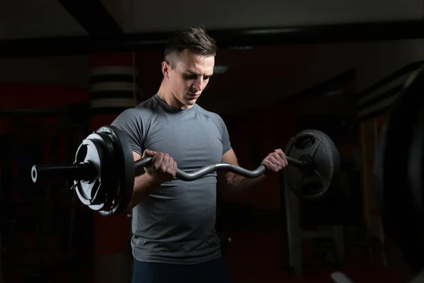 男の筋肉トレーニング — ストック写真