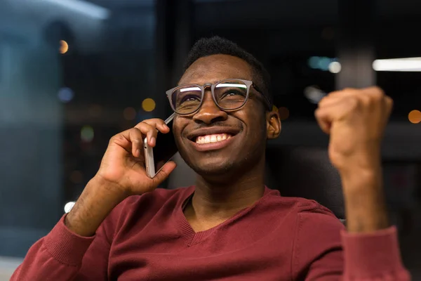 Mladý Šťastný Africký Muž Mluví Přes Mobilní Telefon — Stock fotografie