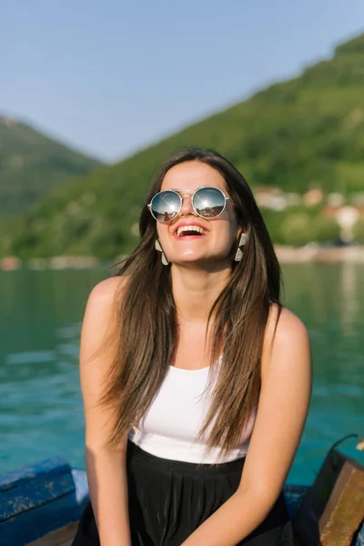 Γυναίκα Sunglassess Απολαμβάνουν Την Ηλιόλουστη Μέρα Μια Βάρκα Μια Λίμνη — Φωτογραφία Αρχείου