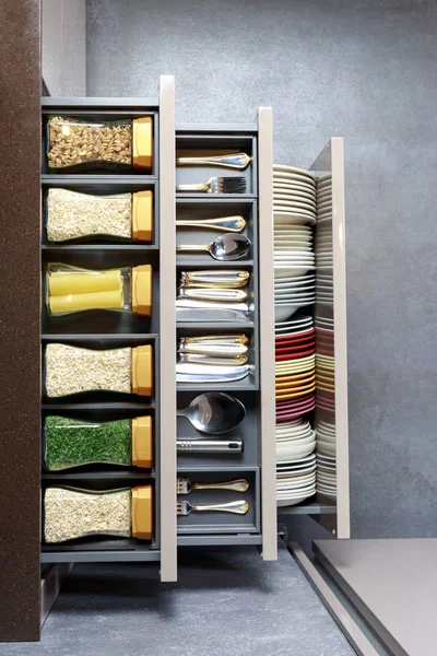 Современный кухонный стол с пищевыми ингредиентами — стоковое фото