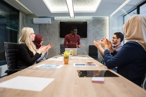 Equipo de negocios multicultural en la oficina — Foto de Stock