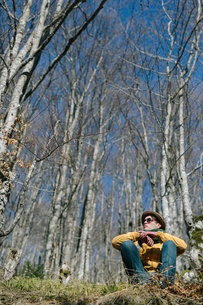 Hombre excursionista en bosque de invierno — Foto de Stock