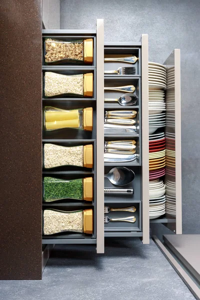 Современный кухонный стол с пищевыми ингредиентами — стоковое фото