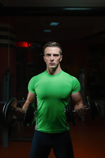 Entrenamiento de hombre muscular en el gimnasio . —  Fotos de Stock