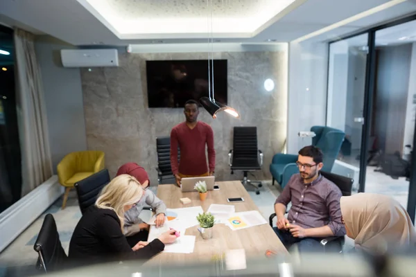 Багатокультурна бізнес команда в офісі — стокове фото