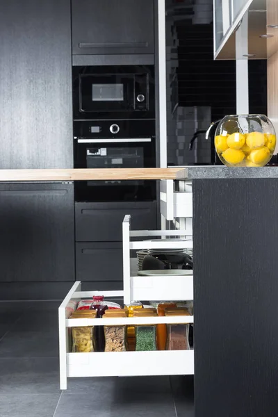 Especias y comestibles organizados en un cajón de cocina moderna —  Fotos de Stock