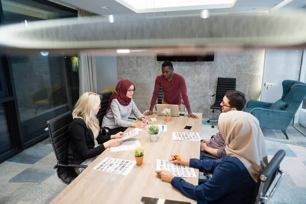 Echipa de afaceri multiculturale în birou — Fotografie, imagine de stoc
