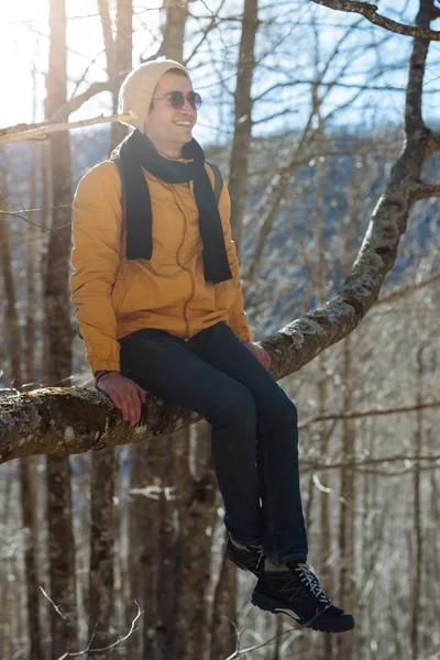 uzun yürüyüşe çıkan kimse adam sırt çantası ile