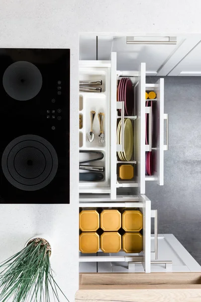 Gavetas de cozinha moderna organizada — Fotografia de Stock