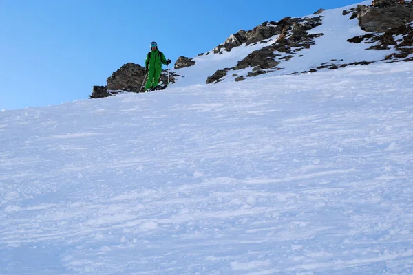 Man skiën in verse poeder — Stockfoto