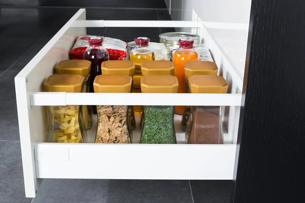 Gıda maddeleri ile modern mutfak tezgah