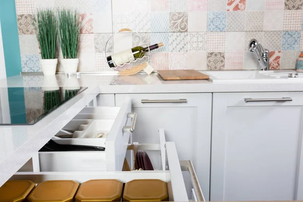 baharatlar ve modern mutfak çekmecesinde organize yiyecek