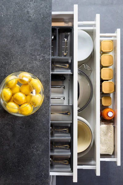 Naczynia w szufladach kuchni — Zdjęcie stockowe